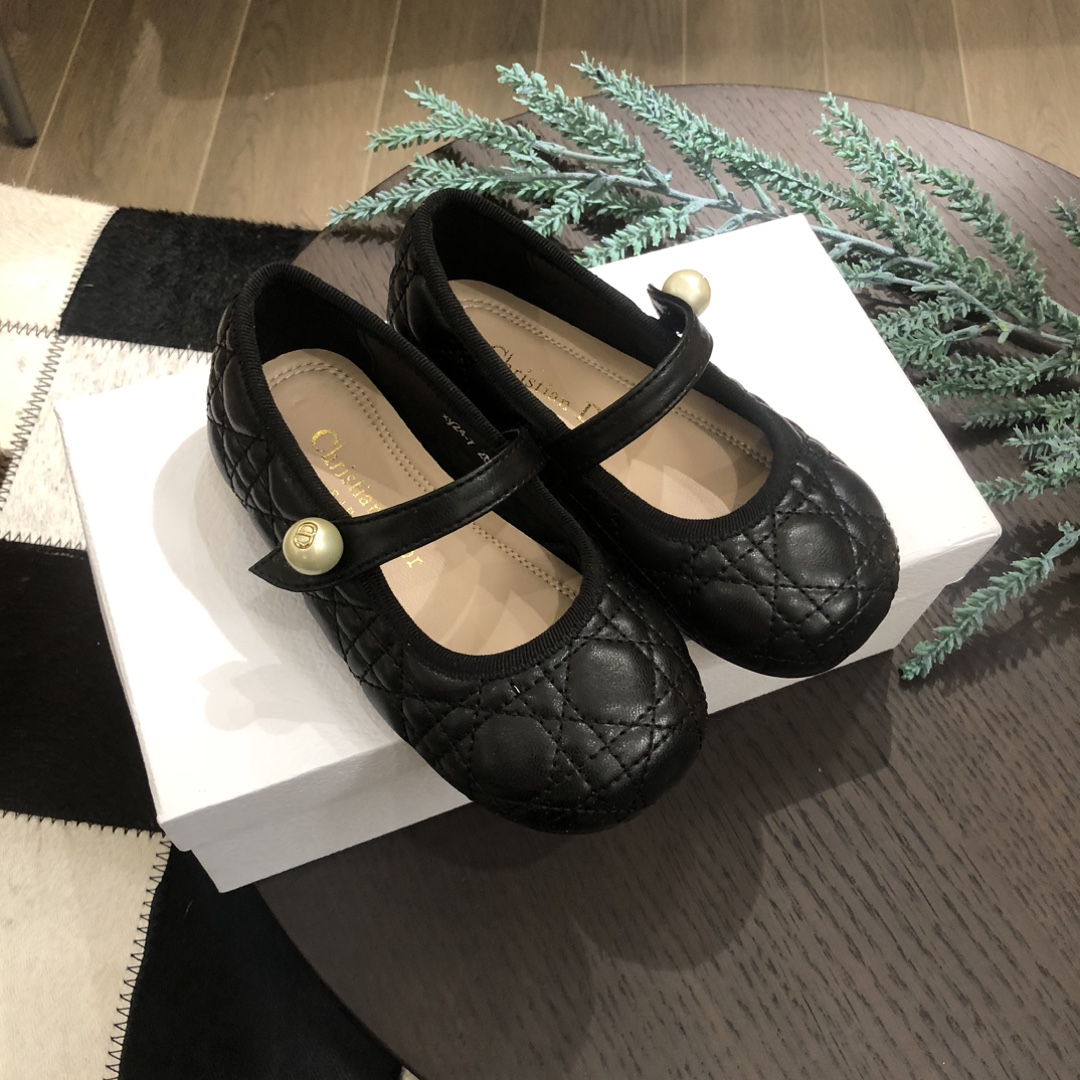 Children's shoes child